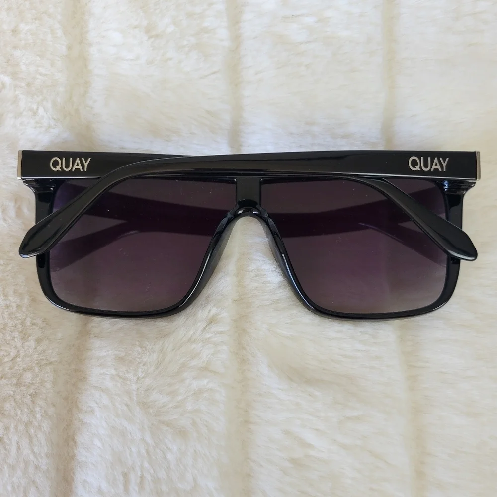 QUAY // ltd ed flat top black frames & arms flush smoke lens shield sunglasses